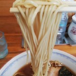 支那そばや 翠月 - ス－プの旨味が倍増するような自家製麺