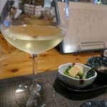 和飲食堂 - お通しと白ワイン