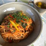 Kafe Jarudan - 日替りランチのべんり菜ときのこのトマトソースパスタ。