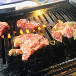 味源 - 先ず一枚目と二枚目をお互い焼きます♪
      焼肉の始まりです❤️