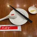 鼎泰豊 - あらかじめセッティングされた食器とウェットティッシュ。