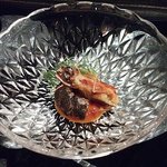 ニューヨークバー・シャンパンダイニング - 紅茶のタンニンをまとった活車海老のソテー