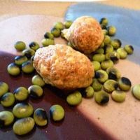 ベルナール - アミューズ・・・何とかチーズのシュー仕立て。ちなみにお豆は飾りですので食べられません。 塩味のみで焼かれたチーズシューが美味しい。 