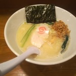 鶏ラーメン TOKU - 鶏白湯塩！クリームシチューのような鶏白湯ならではのビジュアル。