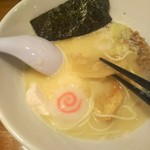 鶏ラーメン TOKU - ナルト！最近復活してきましたねー！鶏もも肉と鶏胸肉も柔らかく入ってます。珍しくレンコンと小松菜も有り。