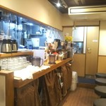 鶏ラーメン TOKU - 厨房カウンターは物でぎっしり。混雑時はここも使いたいですね。奥はトイレ。帰り際に利用しましたが綺麗でした。