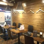 鶏ラーメン TOKU - テーブル席とハンガー。背もたれ無い椅子だとハンガー助かりますね。