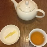 Jin Dhi Nrou - 最初に出てくるお茶と小籠包用の生姜