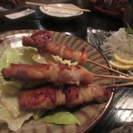 Borusarino - 焼鳥は一人一本づつ注文、先ずは福岡の焼鳥には欠かせない豚バラ一本１３０円。
                      