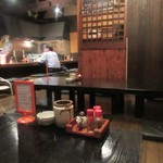 Borusarino - 店内にはカウンター席も勿論ありましたが私達は奥の小上がりを使わせていただいて食事です。
                      