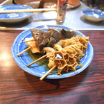 Fujiya - Ｌ字型のカウンターには煮込み鍋。
                        看板メニューは串刺しの牛もつ煮込み。
                        「まず煮込みね。」