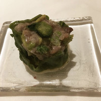 ウシマル - キャベツを練り込んだパスタでイノシシを包んだシュウマイ、芽キャベツ