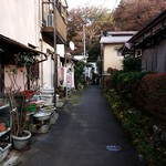 いろり家 - お店に向かう路地