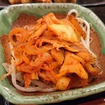 旬鮮酒場 天狗 - 鶏の唐揚げごまポン酢と豚キムチ炒め