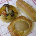 Mon - 梨カスタードデニッシュ、野菜のフォカッチャ、ラムレーズンフランス