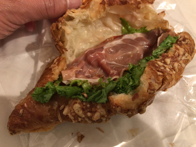 クロワッサン ミックス パストラミ By Crescent Paul 品川駅店 ポール 品川 パン 食べログ