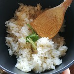 ダイナミックキッチン＆バー 燦 - お櫃に入った鯛めしは、上品な鯛の旨味にほんのり生姜が香る飽きない味わい