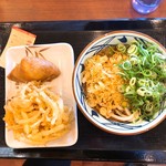 丸亀製麺 - 冷たいぶっかけうどん並み、野菜かき揚げ、いなり寿司