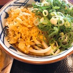 丸亀製麺 - 冷たいぶっかけうどん並み、ネギと天かすは必須