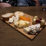 Cuatro wine bar - チーズ盛り合わせ
