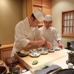 てんぷら　成生 - クエの盛り付け中、お二人の息がピッタリ！