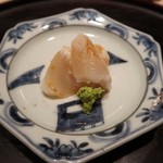 てんぷら　成生 - クエの油通し、脂の乗ったところはサッと油通し
      皮がわは、皮の部分を油に通します