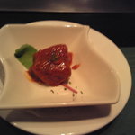 多喜 - お通し、牛肉のトマト煮込み