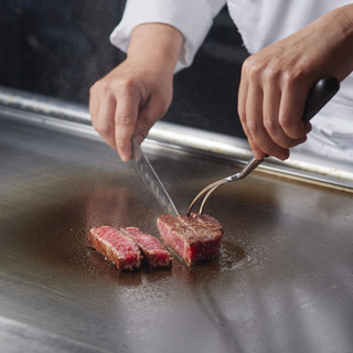 Teppan-yaki with a rich flavor that can only be enjoyed using high-quality ingredients.