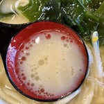 土筆 - パイタンラーメンのスープをすくって見ます。