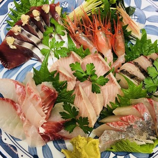 Fresh fish procured by the owner himself◎Enjoy the seasonal flavors with sashimi!