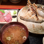 めしの助 - 真鯛かぶと塩焼きと刺身定食