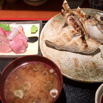 めしの助 - 真鯛かぶと塩焼きと刺身定食