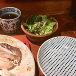 めしの助 - サラダ、真鯛かぶと塩焼きのガラ入れ