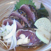 土佐料理 司 阪急グランドビル店 - 鰹のタタキ￥1200（一切れ食べてからパチリ）