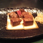 多喜 - 牛ヒレ肉、レアとガーリックチップ