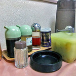 老広東 - 卓上の調味料類とザーサイが入った容器（２０１１年９月）