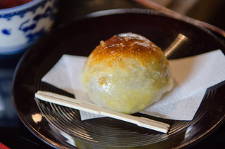 いろり茶屋 萬久 - デザートの饅頭