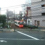 ダルバートダイニング - 店の窓から見える都電荒川線