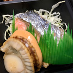 まかない屋 - 紅鮭と帆立焼き〜！立派な帆立です！！