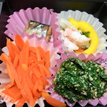 まかない屋 - 小海老のマリネや春菊の胡麻和え、秋刀魚の佃煮など、色鮮やか♫