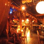 Bar bEach - ロウソクの灯りでゆらめく店内の雰囲気は時間を忘れさせてくれます。心ゆくまでおくつろぎ下さい。