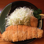 とんかつ ひろまつ - お皿からはみ出る大きさ。いっぱいあって嬉しい。