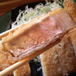 とんかつ ひろまつ - 綺麗な断面。身も脂身もものすごく美味しい。