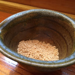 とんかつ ひろまつ - ごまニンニク。ソースと醤油のベースをそれぞれ作るのがおすすめです。