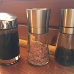 とんかつ ひろまつ - ソース、岩塩、胡椒。