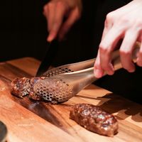 焼肉うしごろ 銀座並木通り店 - 究極の黒タンバーグ、カットしてます♪