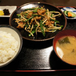 平野屋 - 肉ニラ定食(800円)