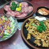 焼肉 白雲亭 - 料理写真:肉、サラダ、キムチ