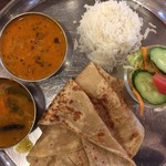 アーンドラ・ダイニング - 2チョイスをWベジにしたら片方がサンバルに。うーんやはりここのサンバル、独特の風味が◎本日の野菜は豆3種類くらい入ってます。¥890