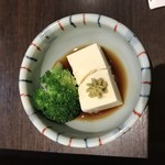 Nagasaka Sarashina Nunoya Tahee - 撮影前に箸を入れてしまった小鉢、、、普通のお豆腐じゃないな、なんだろ？何故か意味不明なブロッコリー(笑)